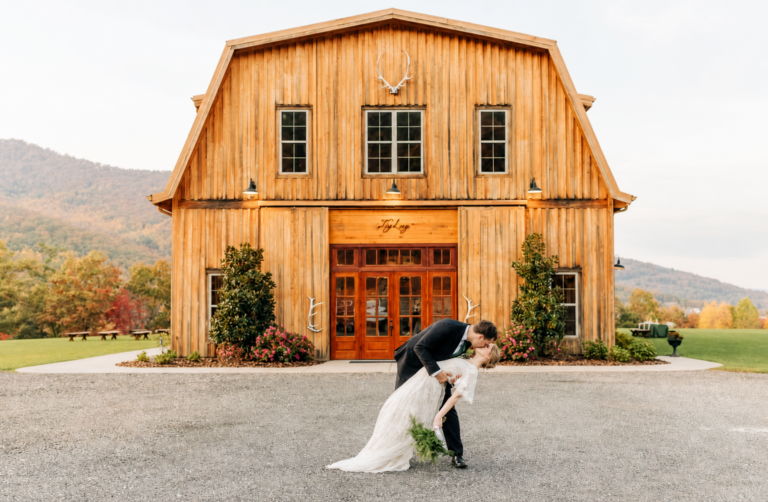 06-barn-couple-dip-enhanced-3840